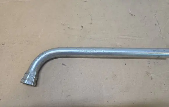 Volkswagen PASSAT B6 Wheel nut wrench 4D0012219A