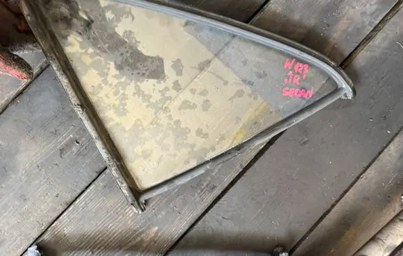 Mercedes-Benz W123 Rear door window glass 437373111