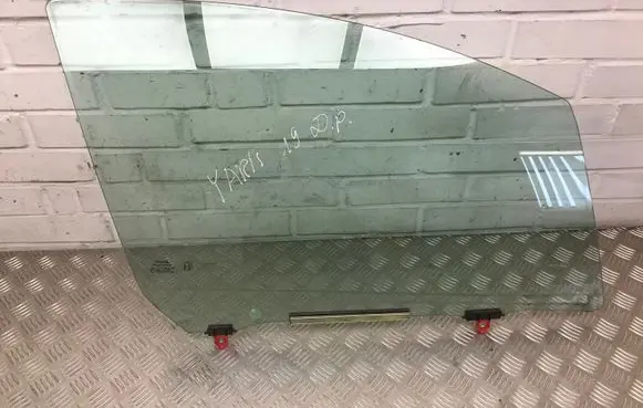 Toyota Yaris Front door window glass four-door E143R001583