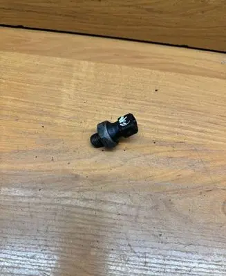 BMW 5 F10 F11 Oil pressure sensor 7568480