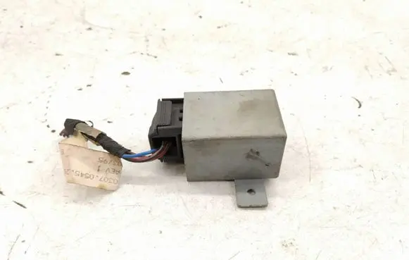 Mercedes-Benz S W126 Cruise control relay A2018200205 2018200205