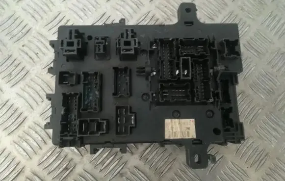 Nissan Primera Fuse box set 285519f905 5wk48540