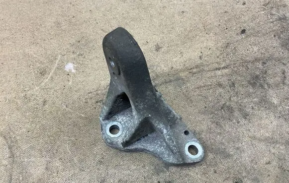 Jaguar XJ X351 Engine mounting bracket R8S3A