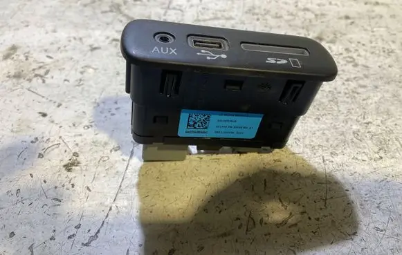 Dodge Challenger USB socket connector 68206384AC 33169193 0224160581