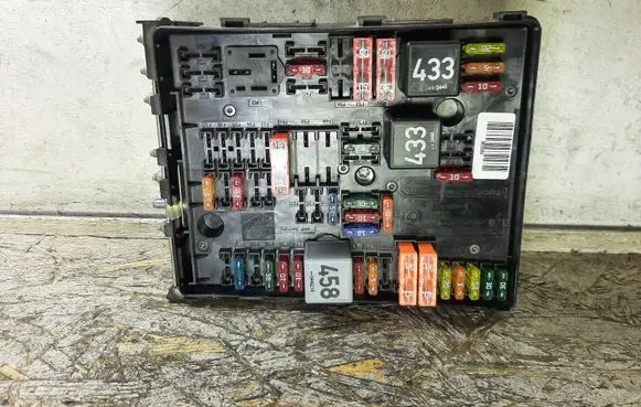 Audi A3 S3 8P Fuse module 1K0937124K