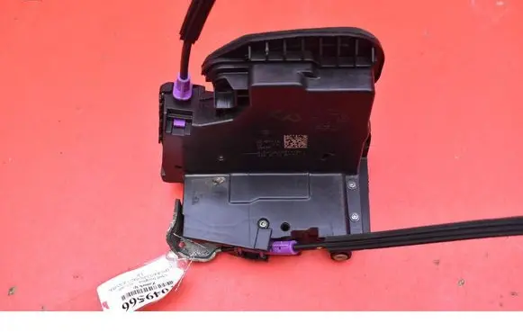 Opel Insignia A Front door lock 3035077G