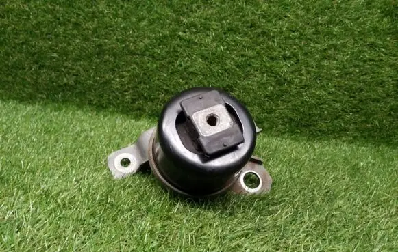 Volvo V70 Engine mount bracket 6G926F012DD 30671245