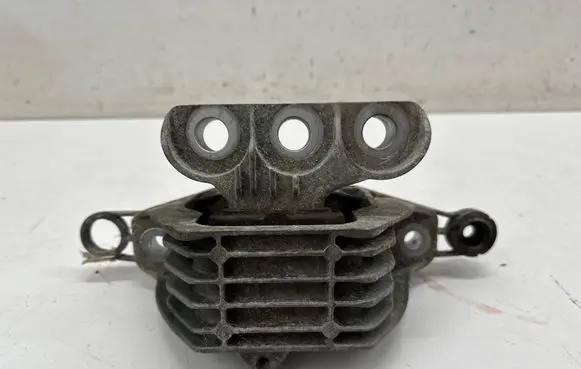 Opel Insignia B Engine mount bracket 84254936