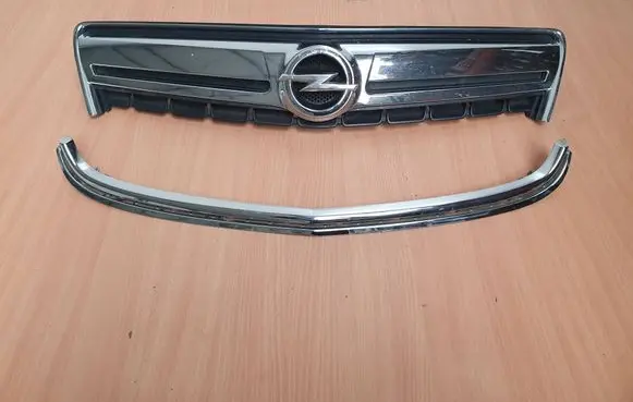 Opel Antara Front bumper upper radiator grill 25983424