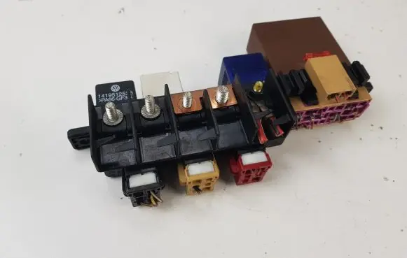 Audi A6 S6 C5 4B Fuse module 8L0941822A