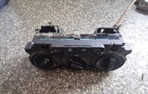 Volkswagen PASSAT B6 Climate control unit