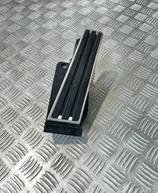 Accelerator throttle pedal