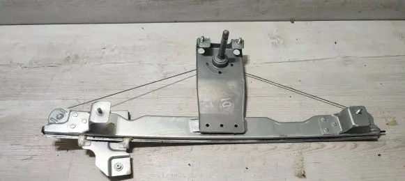 Dacia Duster Front door manual window regulator 8200733826E