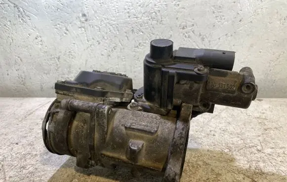 Volkswagen Caddy Throttle valve 03G129637A