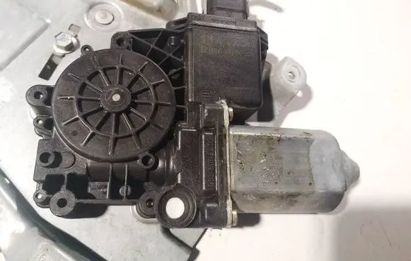 Opel Omega B1 Front door window regulator motor 7743000750