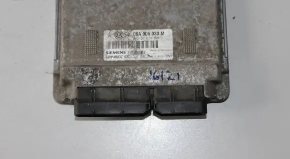 Volkswagen Golf IV Engine control unit/module 06A906033M 5WP4003702 33A3558
