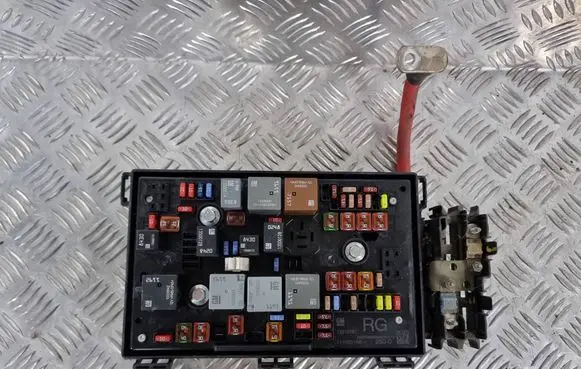 Opel Astra J Fuse module 13318781