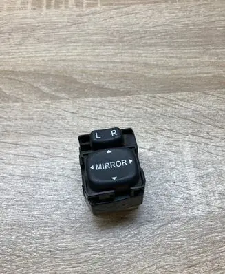 Toyota Avensis T250 Wing mirror switch 183574
