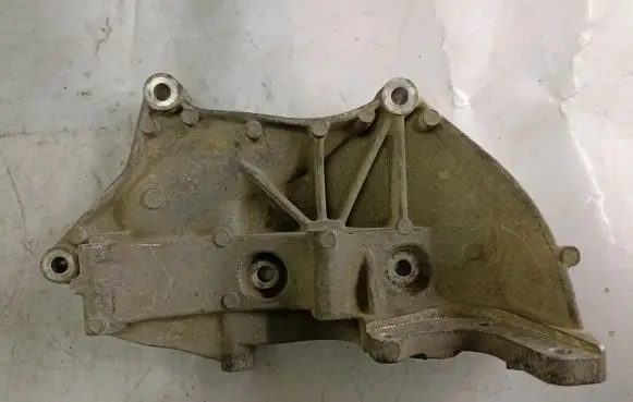 Suzuki Grand Vitara II Generator/alternator bracket 