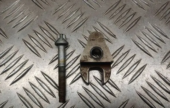 Volvo C30 Fuel Injector clamp holder 