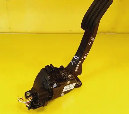 Accelerator throttle pedal
