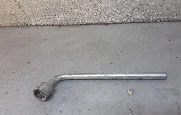 Subaru Forester SH Wheel nut wrench 