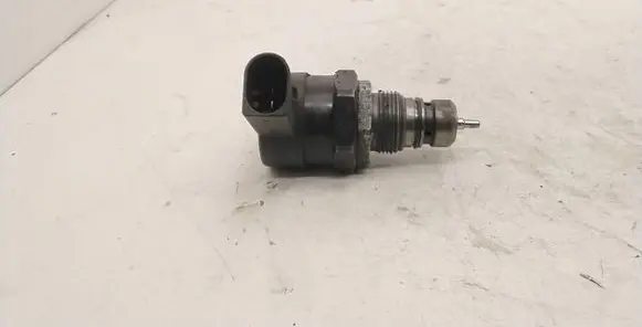 BMW 5 E60 E61 Fuel pressure regulator 0281002481 11404361 170304