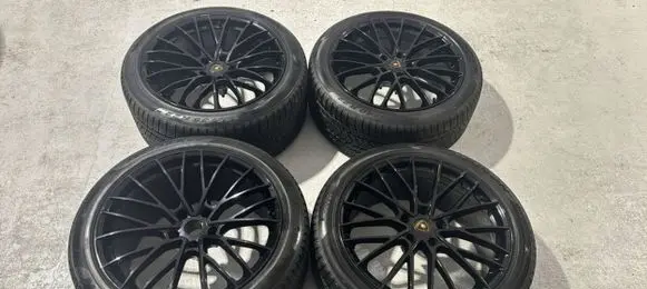 Lamborghini Urus R20 alloy rim 35R22