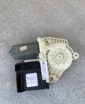 Volkswagen Golf VI Front door window regulator motor 5K0959792A 1Q1959702H