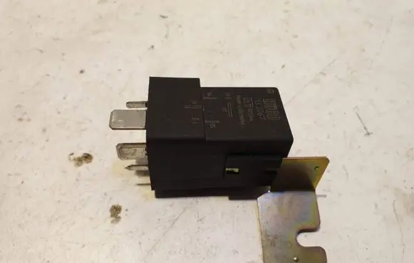 Ford Mondeo MK I Glow plug pre-heat relay 132067 E1023344