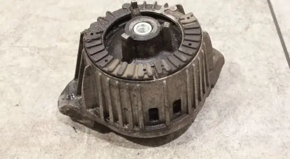 Mercedes-Benz C W204 Engine mount bracket A2122404117