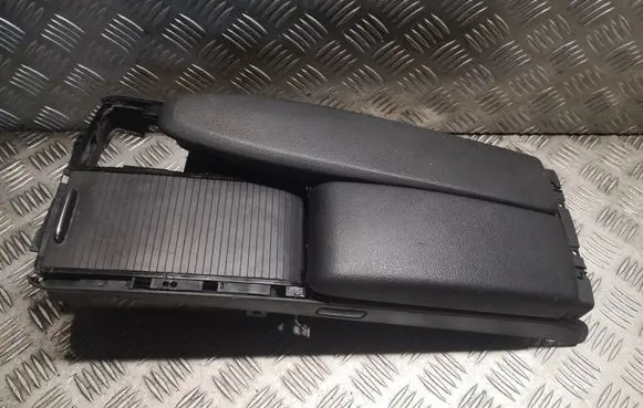 Mercedes-Benz C W204 Armrest 2046801339 A2046801339