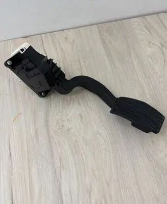 Opel Corsa D Accelerator throttle pedal 13305804 B720