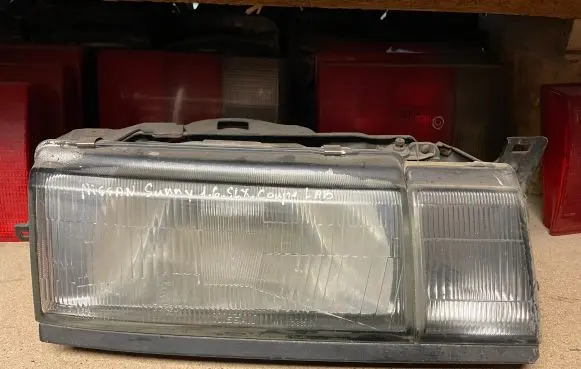 Nissan Sunny Headlight/headlamp 11063210 11063209
