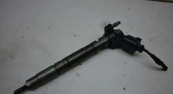 Volkswagen PASSAT CC Fuel injector 03L130277
