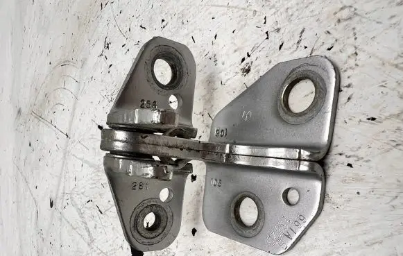 Chrysler 300C Front door upper hinge 1352D 661AB