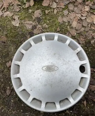 Ford Escort R13 wheel hub/cap/trim 4755 84AB1130AEW