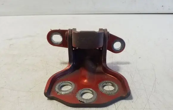 MG ZS Front door lower hinge A067353