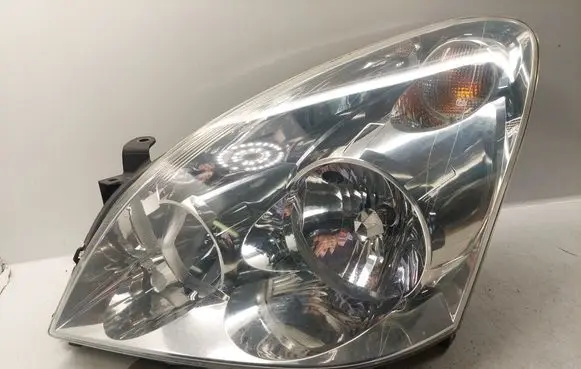 Toyota Corolla Verso AR10 Headlight/headlamp 811700F010