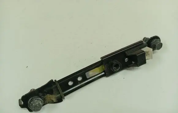 Hyundai i30 Seat belt adjustment rail