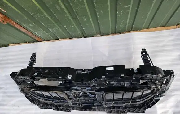 BMW 5 G60 G61 Radiator trim 5A09B52 116067110 18715610
