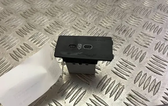 Volvo XC60 USB socket connector 31682676
