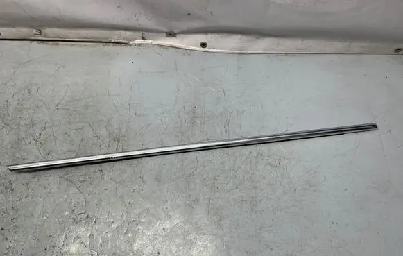 Opel Insignia A Front door glass trim molding 13228107