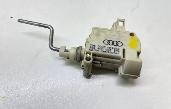 Audi A4 S4 B6 8E 8H Central locking motor 8H0862153