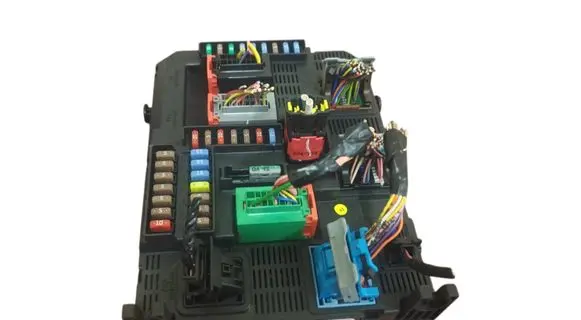 Peugeot 208 Fuse module 9678355980 E1092030 020130217
