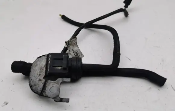 Mercedes-Benz CLS C218 X218 Vacuum valve A6421503189