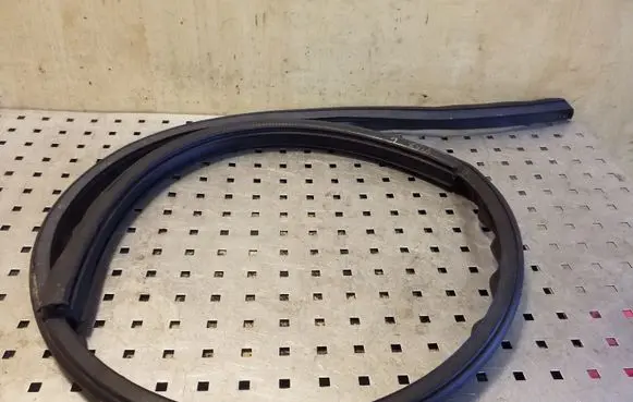 Opel Frontera B Front door rubber seal