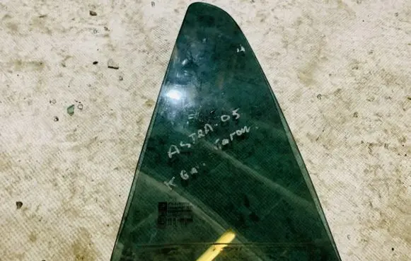 Rear vent window glass