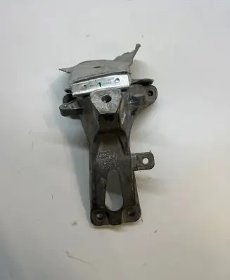 Engine mounting bracket