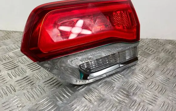 Jeep Grand Cherokee Tailgate rear/tail lights P68110046AD